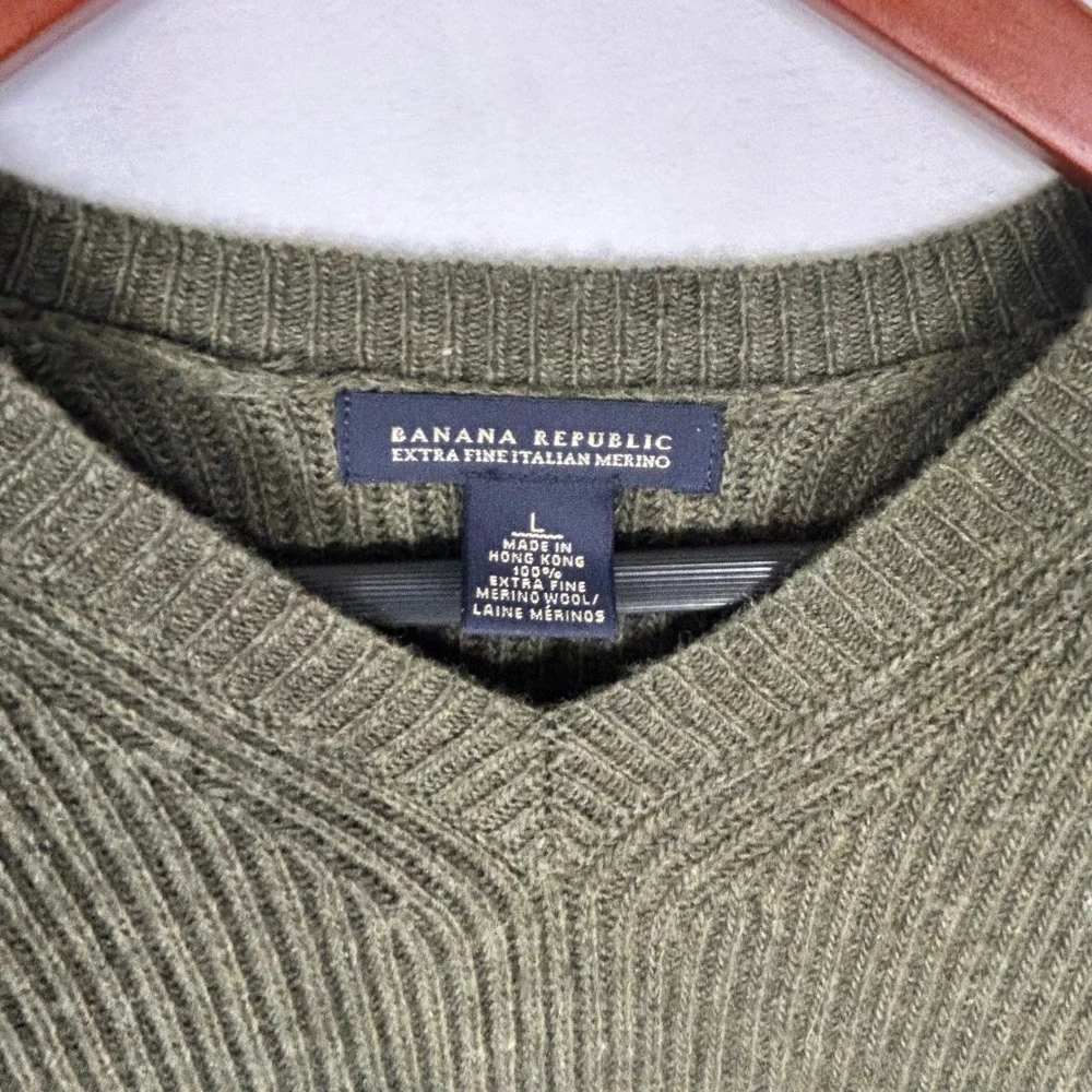 Banana Republic Mens Large Olive Green Extra Fine Merino Wool V-Neck Sweater
